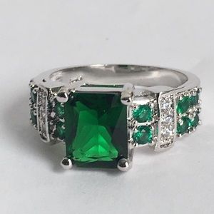 NEW WOMENS RING SIZE 9